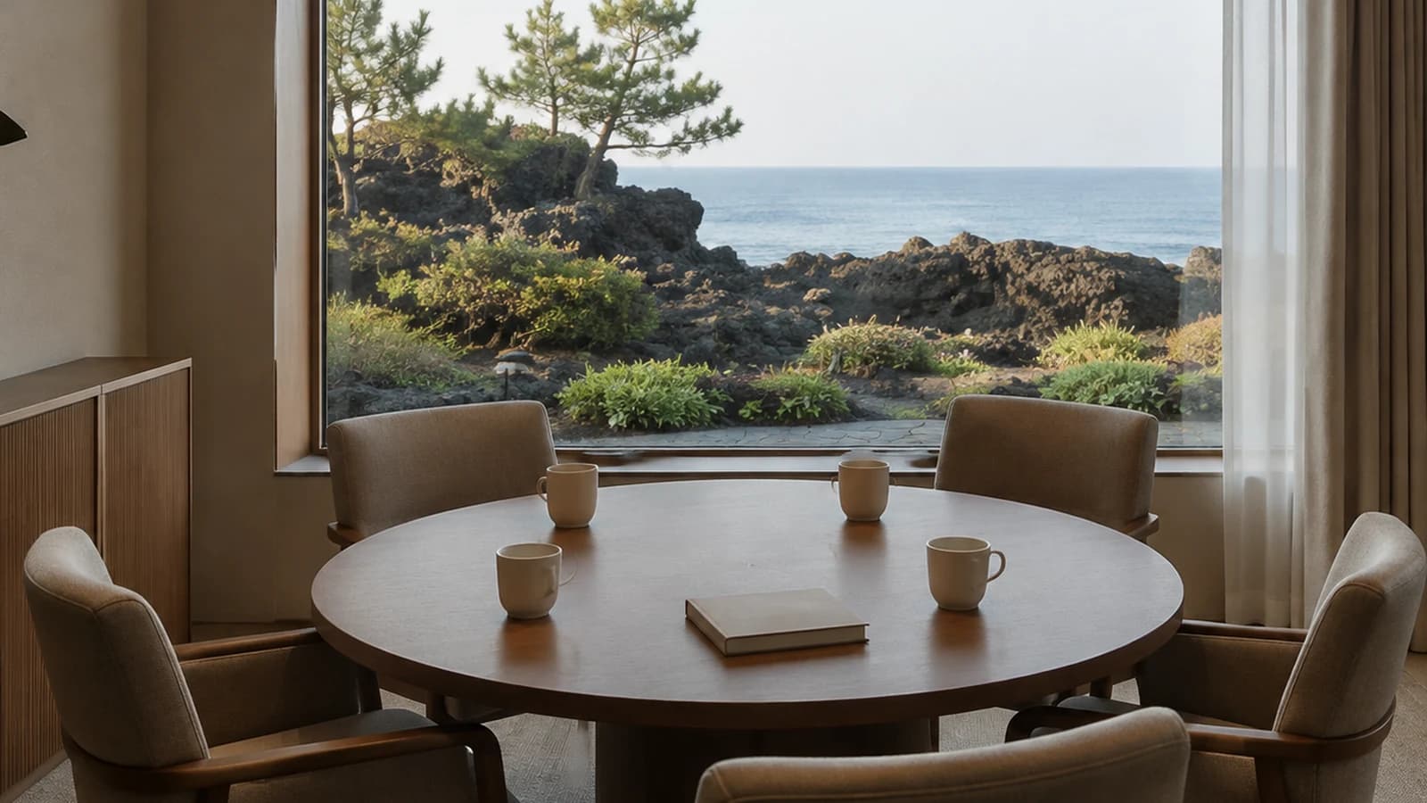 맑은 가을 제주 해안을 바라보며 회의와 여행 조건을 나누는 소규모 팀